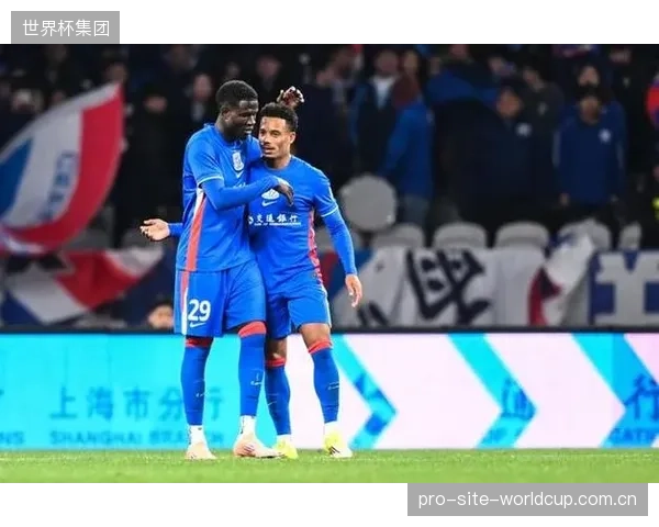 上海申花主教练的战术部署成效显著,极致的压迫让对手难以组织起有效的禁区外进攻。 上海申花主教练的战术部署成效显著,极致的压迫让对手难以组织起有效的禁区外进攻。